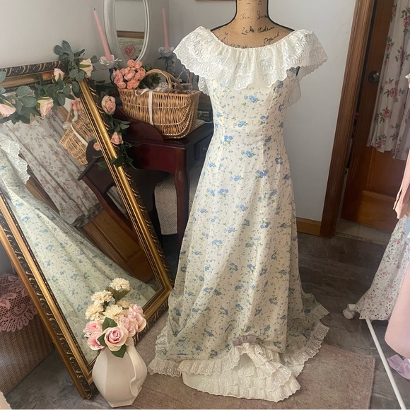 Dresses & Skirts - Vintage Bohemian Ditsy Floral Prairie Maxi Dress